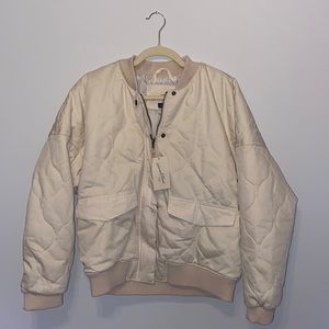 Womens Universal Threads cream quilted jacket